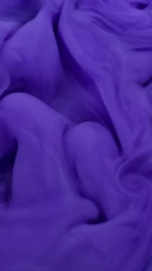 Dikey video. Sıçrama sanatı. Sıvı doku. Odaklanmamış mor duman, ıslak akrilik madde, kimyasal mürekkep sıvısı soyut arka plana dökülüyor..