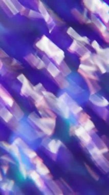 Dikey video. Parlayan parçacıklar dağıldı. Bulanık ışık kıvrımları. Beyaz renkli mercek mavi mor arkaplandaki bokeh ile kıvrılıyor..