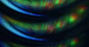 Bulanık yakıt dökülmüş. Yanardöner sanat. Mavi yeşil turuncu renk akışı kimyasal balon boyası soyut koyu siyah arkaplan üzerinde yüzen neon su.