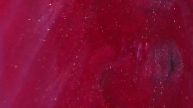 Parıldayan ışık. Sıçrama sıvısı. Soyut yaratıcı sanat arka planında yüzen odaksız kırmızı pembe renk kimyasal boya pigment parçacıkları.
