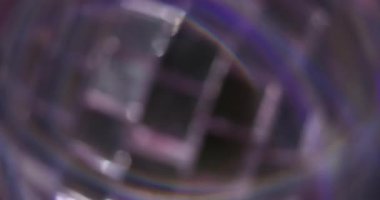 Bulanık ışın prizması. Hafif bir girdap. Gümüş cam stroboskopik topta renkli bir halka yanıp sönüyor. Soyut spektrum ışıltılı sanat arkaplanı.