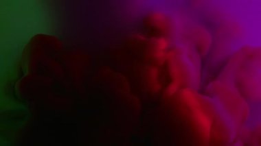 Sis dumanı. Odaklanamayan akış. Işık demeti sıvısı soyut arkaplanda dönen boya bulutu. Sanat çok renkli sıvı gölge akışı koyu buhar dokusu.