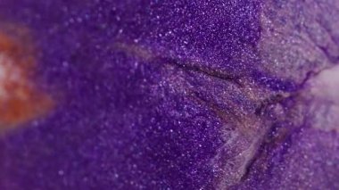Parıltılı boya sıçraması. Bulanık köpüklü sıvı. Odaklanmamış mor turuncu renk parçacıkları dokusu sıvı karışık dalga soyut sanat arka planı.