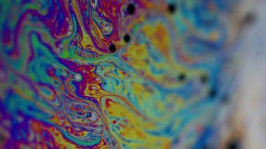 Dikey video. Spektrum çözünmüş sabun. Gökkuşağı akış karışımı. Kimyasal renkli mürekkep dalgası yüzey arkaplanı. Girdap pigment sızıntısı soyut akışı azalt.
