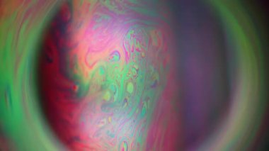 Sıvı odaklı küre. Mistik boya. Renkli parlak emülsiyon yağlı boya küresi. Kırmızı yeşil kozmik arkaplan uzay halesi.