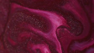 Parlak boya dökülmüş. Parıldayan sıvı dalga. Odaklanmamış pembe renk parıldayan akrilik doku akışı soyut sanat arkaplanı.