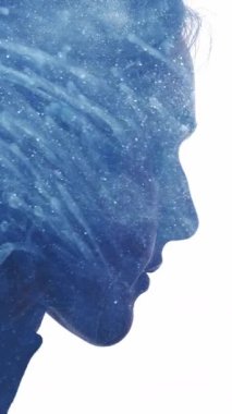 Dikey video. İç huzuru. Ruhani farkındalık. Mavi parıltı parçacıkları duman çift pozlama profili yüz silueti sakin sakin kadın beyaz izole.