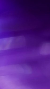 Dikey video. İşaret fişeği. Parlak ışık. Bulanık soyut aydınlatma arkaplan üzerinde çok renkli mor parıltılı lens.