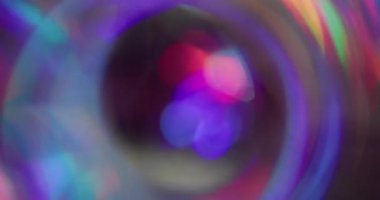 Bokeh yuvarlak prizması. Sanal parıltı sızıntısı. Gece arkaplanındaki spektrum rengi pırıltısı. Mor kırmızı neon parıldayan parlak soyut ışık.