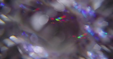 Odaklanmış ışık prizması. Yansıma flaş dokusu. Koyu gri arka planda kırmızı yeşil renk kıvrımı. Soyut kaleydoskop etkisi.