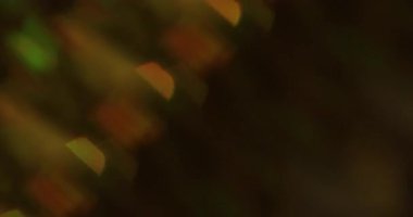 Odaklanamayan ışıldayan işaret fişeği. Gradyan ışık. Renkli parıltılı ışıltı dokusu karıştırıcı ışın. Karanlık soyut arkaplanda optik yansıma.