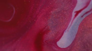 Işıldayan su sıçraması. Parıltılı boya döküldü. Odaklanmamış kırmızı mavi renk parlak damlalar desen sıvı karışım akışı soyut sanat arka planı.