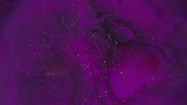 Parıldayan boya. Sıçrama sıvısı. Odaklanmamış pembe neon rengi mürekkep. Soyut yaratıcı ışık arkaplanı üzerinde yüzen koyu siyah parçacıklar..