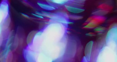 Gradyan Bokeh yansıması. Işıl ışıl parlıyor. Kırmızı mor daireler siyah arkaplanda kıvılcımlar saçar. Renkli sanat ışını soyut dokusu.