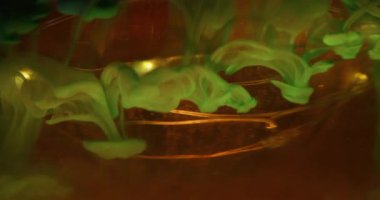 Işık dalgası. Göz alıcı soyutlama. Odaksız yeşil altın rengi duman ışıl ışıl çelenk yaratıcı aydınlatılmış bokeh arka planda.