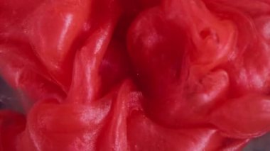 Boya damlası. Ağaç kabuğu dokusu. Odaklanmamış kırmızı simli duman kahverengi yüzeye su altı soyut sanat arka planına sıçradı.