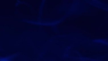 Mürekkep dumanı. Duman akışı. Odaklanmamış mavi neon rengi buhar suyu deseni pigmenti soyut koyu siyah yaratıcı soyutlama üzerinde hareket ediyor.