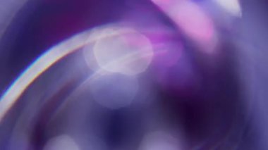 Aydınlatılmış sanat. Bokeh ray. Odaklanamayan mor mavi parlak parlak yuvarlak neon parlaklık soyut koyu siyah arkaplan üzerinde hareket ediyor.