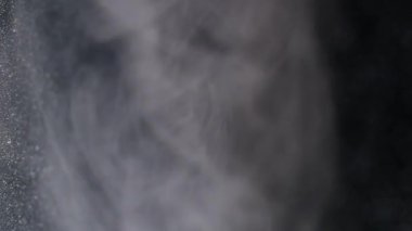 Parıldayan boya. Bulut dumanı. Bulanık mor duman dokusu kimyasal duman soyut koyu siyah yaratıcı sanat arka planında hareket ediyor.