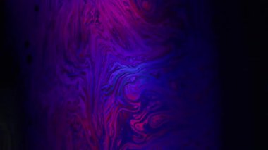 Psikedelik boya bulanıklığı. Boya karışımı. Canlı dalgalı kıvrım sıvısı. Renk gradyan mor kırmızı karışım benzin yüzen soyut siyah arkaplan.