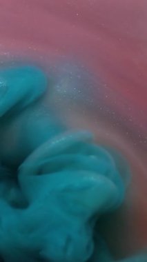 Dikey video. Duman sıçrıyor. Boya buharı. Odaklanmamış mavi turuncu renk sisi ruhani sis akışı dumanı soyut sanat arka planında hareket ediyor.