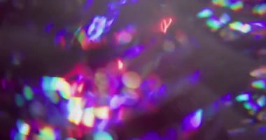 Işıldayan işaret fişeği Bokeh. Spektrum parıltısı. Siyah arka planda dönen renkli neon ışınları. Soyut gökkuşağı mor kırmızı bulanık yansıması.