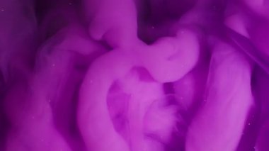 Su altı dumanı. Sıçrama sanatı. Odaklanmamış mor eflatun rengi mürekkep parlak desen sim sıvısı soyut yaratıcı arka planda yüzüyor.
