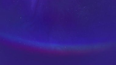 Floresan mürekkep akışı. Boyayı yayıyorum. Soyut akrilik sanat arka planında yüzen odaksız mavi neon kırmızısı simli gökkuşağı su damlası.