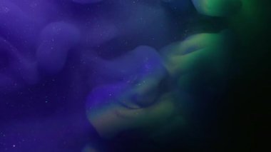 Parlak toz. Parlak mürekkep. Mavi menekşe yeşil parlak sıvı neon etkisi siyah su arka planında. Odaklanmamış renk lensi soyut.