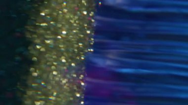 Parlak bulanık ışık. Parlak arkaplan. Odaklanmamış mor altın neon renkli optik ışıltı aydınlatmalı doku parlak sanat soyutlaması üzerinde hareket ediyor.