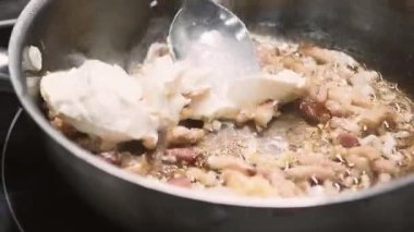 Aşçılık işi. Krema sosu. Kızarmış pastırmayla birlikte sıcak tavaya beyaz süt yağı serpiştirmek. Ana yemeğe geleneksel buharlı ekleme.