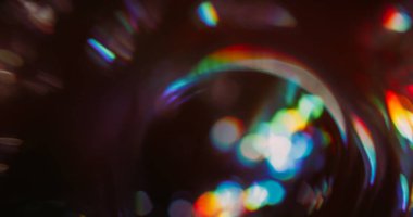Parlayan küre bulanıklaşıyor. Floresan yansıması var. Siyah arka planda kırmızı yeşil kaleydoskop rotasyonu. Neon rengi tünel soyut aydınlığı.