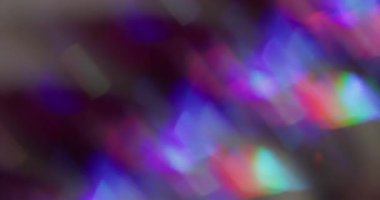 Gradyan Bokeh yansıması. Işıl ışıl parlıyor. Kırmızı yeşil daireler siyah arkaplanda kıvılcımlar saçar. Renkli ışın soyut dokudan çıkarıldı.