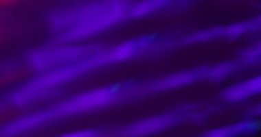 Floresan bulanıklığı parlıyor. Geleceğe yönelik bir işaret fişeği. Siyah arka planda mor çizgili kaleydoskop. Neon rengi soyut parlaklık.