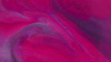 Sıçrama boyası. Pırıl pırıl. Odaklanmamış pembe mavi renk ıslak lekeler soyut yaratıcı sanat arka planında yüzen akış dokusu.