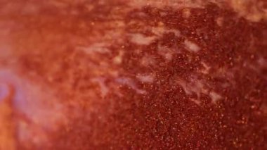 Parıldayan parçacıklar. Köpüklü sıvı. Odaklanmamış turuncu altın bronz renk parıldayan desen mürekkebi dalga karışımı soyut sanat arkaplanı.