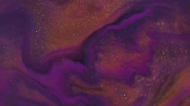 Parlak mürekkep. Su sanatı. Odaklanmamış mor altın rengi soyut açık arkaplanda yüzen parlak siyah lekelere sıçramış boya..