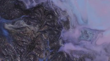 Mürekkep sıçraması. Renk sıvısı. Odaklanmamış pembe parlak dalga su akışı soyut yaratıcı sanat arka planındaki gümüş lekeler.