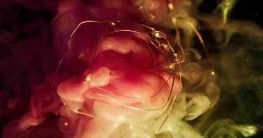 Boya karışımı. Peri ışıkları. Odaklanmamış altın mavisi parlak çelenk buharı ışıl ışıl desen soyut yaratıcı siyah arka planda girdap.