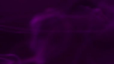 Duman buharı. Boya akışı. Bulanık mor neon rengi sis akrilik buhar su girdap pigmenti duman soyut koyu siyah arkaplan üzerinde yüzüyor.
