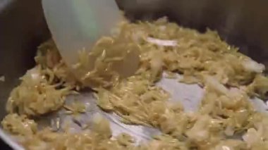 Tabak hazırlanıyor. Asya yemeği pişirmek. Sıcak metal kızartma tavasına yağ eklemek pilav yemeğini spatulayla karıştırmak. Profesyonel mutfak tekniği..