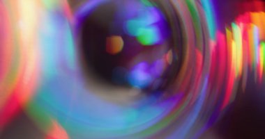 Bokeh yuvarlak prizması. Sanal parıltı sızıntısı. Gece arkaplanındaki spektrum rengi pırıltısı. Mor kırmızı neon girdap girdabı soyut ışık.