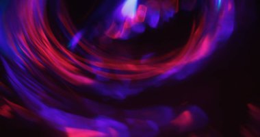 Floresan çemberi dağıldı. Parıltı sızıntısı. Gece arkaplanındaki renk pırıltısı. Kırmızı mor neon soyut flaş döndürme.