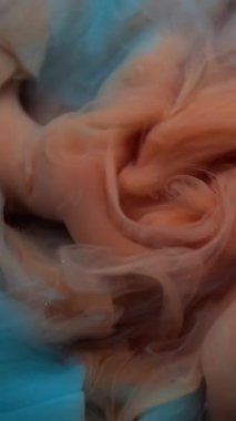 Dikey video. Bulut dalgası. Boya karışımı. Odaklanmamış turuncu mavi renk su dokusu kimyasal buhar akrilik sıvı soyut sanat arka planında yüzüyor..