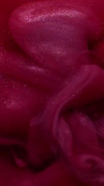 Dikey video. Sis rengi. Sıvı mürekkep. Odaklanmamış mor kırmızı buhar dokusu soyut yaratıcı sanat arka planında yüzen ruhani su akışı..