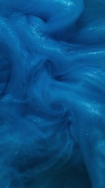 Dikey video. Duman boyası. Buhar bulutu. Soyut sanat arka planında yüzen su patlaması parçacıklarında çözünmüş mavi beyaz renk sıçraması.