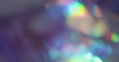 Bulanık prizma ışığı. Yansıma ışını. Gradyan renkli kıvılcım hareketi. Döndürme merceği neon parlaklık soyut odaklanmış arkaplan.
