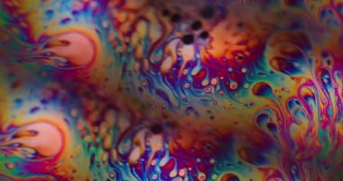 Bulanık emülsiyon sızıntısı. Akrilik mürekkep. Soyut sanat yaratıcılığı arka planında yüzen turuncu mavi mor renkli yağ akışı balonu.