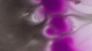 Akrilik akış. Damlama dokusu. Odaklanmamış mor beyaz renkli su kimyasalı soyut arkaplanda siyah lekeler yayılıyor..