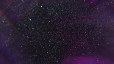 Parıldayan sanat. Işın dokusu. Odaklanmamış mor sarı renk sıçramış boya soyut yaratıcı neon arkaplana dökülmüş köpüklü su..